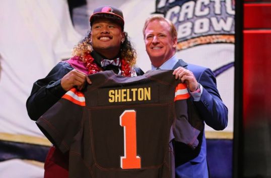 danny-shelton-roger-goodell-nfl-2015-nfl-draft-850x560