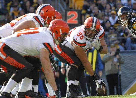 alex-mack-nfl-cleveland-browns-pittsburgh-steelers-590x900