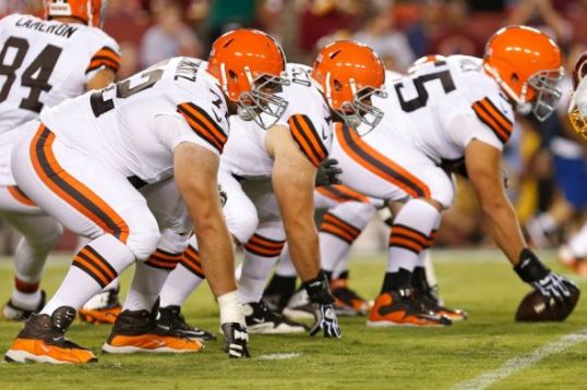 mitchell-schwartz-nfl-preseason-cleveland-browns-washington-redskins-590x900